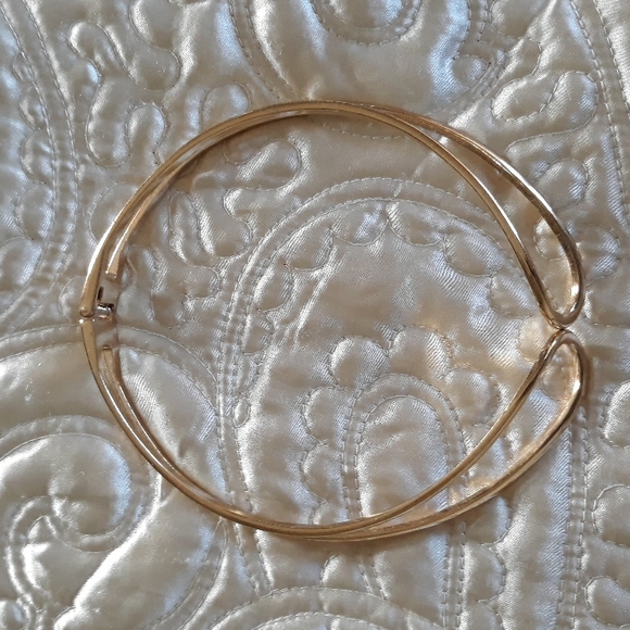 gold tone necklace - Picture 3 of 5